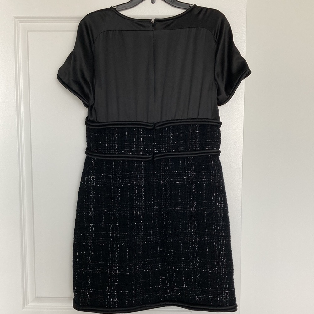 CHANEL BLACK
WHITE RIBBON LOGO TWEED
SILK MINI DRESS 42 - Picture 3 of 12